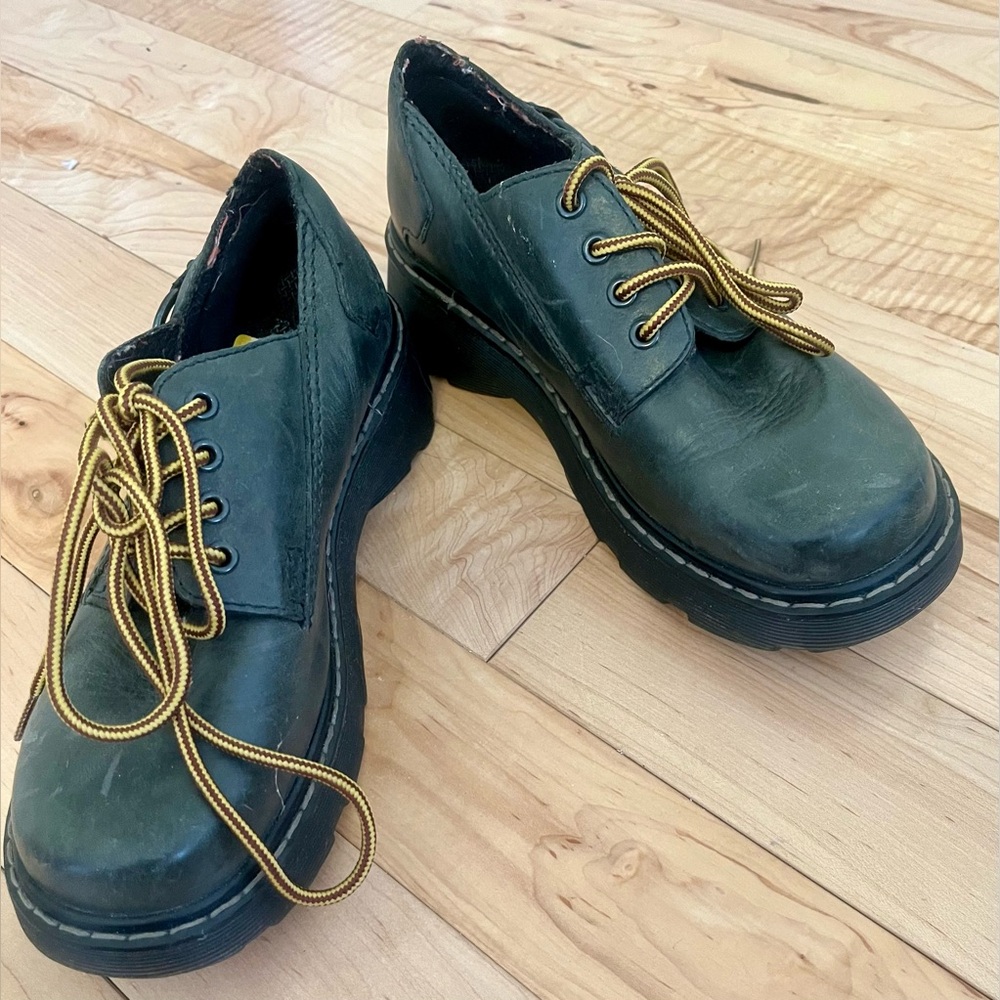 20% OFF 2+ BUNDLES! Dr. Martens Lace Up Shoes. Green. Size 7 US (38 EU)